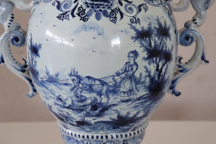 antike Vase aus Majolika aus dem 19. Jahrhundert