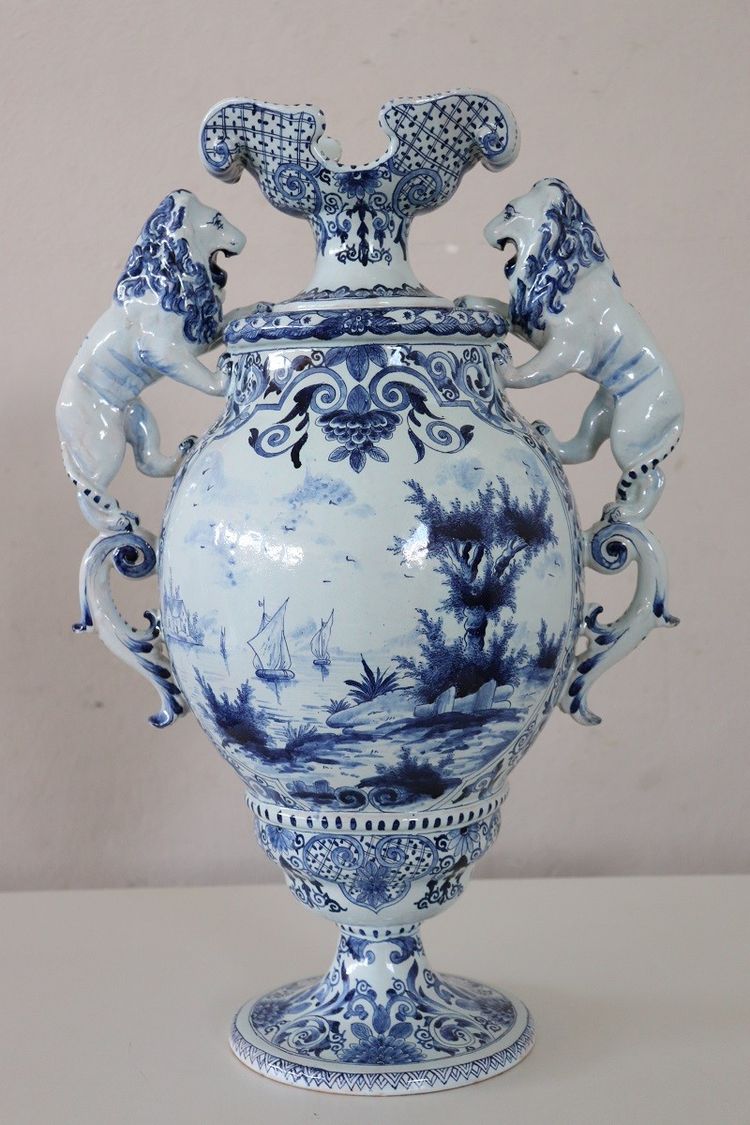 antike Vase aus Majolika aus dem 19. Jahrhundert