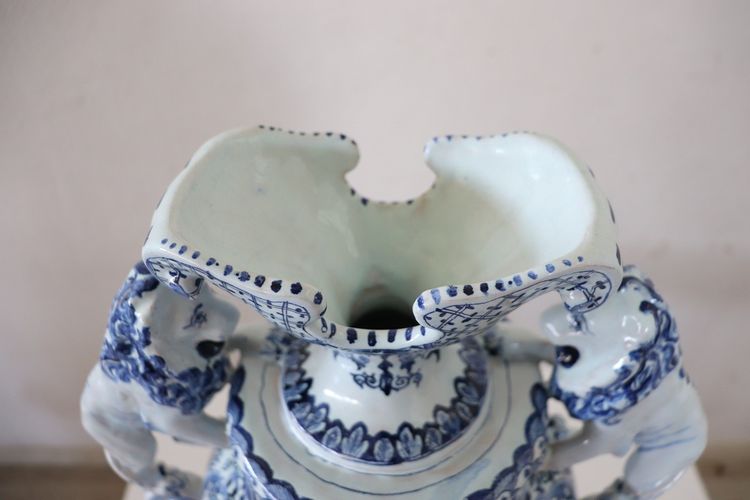 antike Vase aus Majolika aus dem 19. Jahrhundert