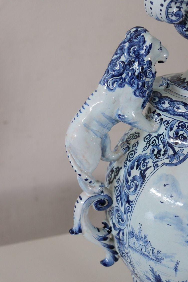 antike Vase aus Majolika aus dem 19. Jahrhundert