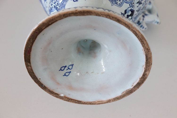 antike Vase aus Majolika aus dem 19. Jahrhundert