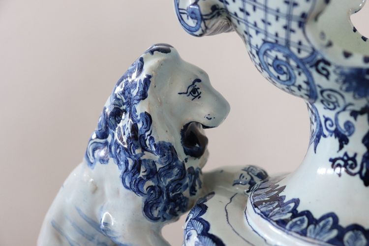 antike Vase aus Majolika aus dem 19. Jahrhundert