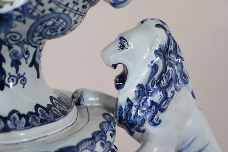 antike Vase aus Majolika aus dem 19. Jahrhundert