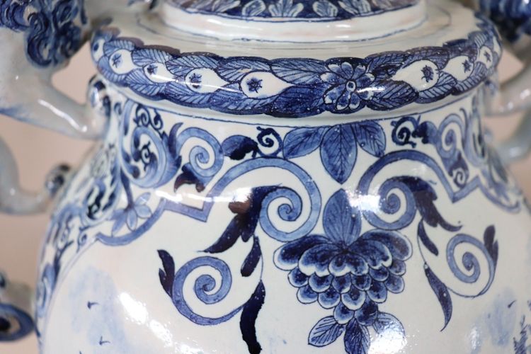antike Vase aus Majolika aus dem 19. Jahrhundert