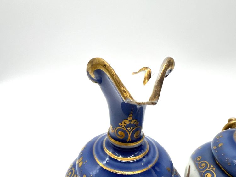 Paire de petits vases en porcelaine à fond bleu, décor d’oiseaux – Style Sèvres – XIXe siècle