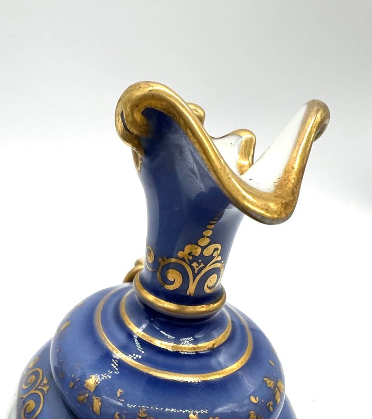 Paire de petits vases en porcelaine à fond bleu, décor d’oiseaux – Style Sèvres – XIXe siècle