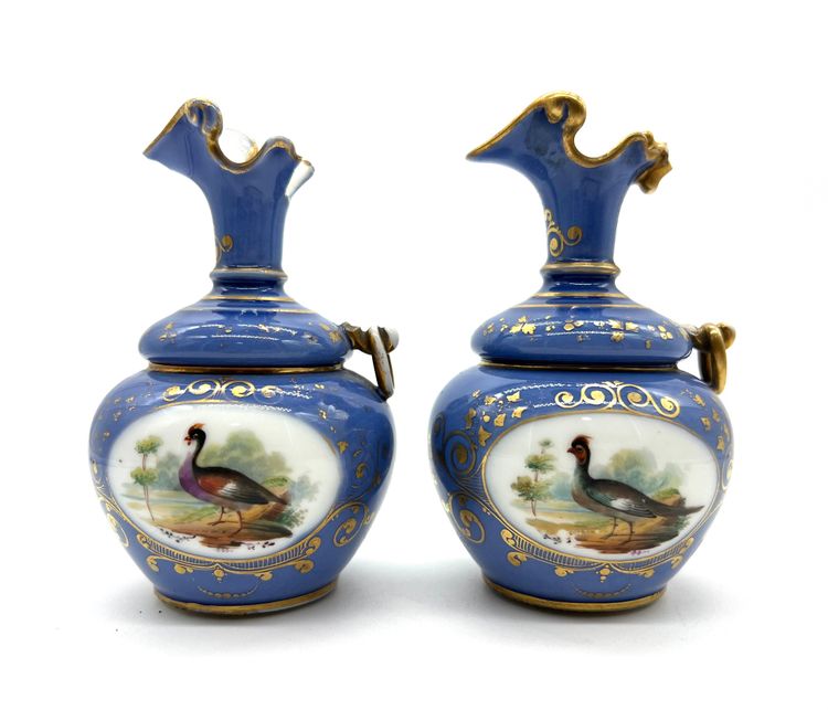 Paire de petits vases en porcelaine à fond bleu, décor d’oiseaux – Style Sèvres – XIXe siècle
