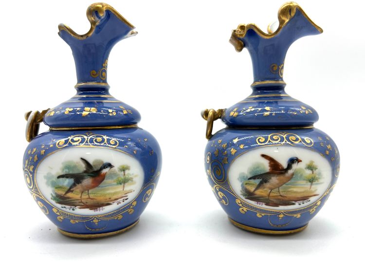 Paire de petits vases en porcelaine à fond bleu, décor d’oiseaux – Style Sèvres – XIXe siècle