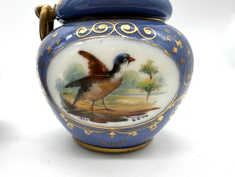 Paire de petits vases en porcelaine à fond bleu, décor d’oiseaux – Style Sèvres – XIXe siècle