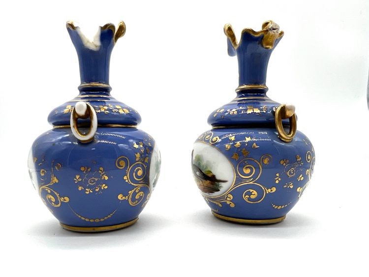 Paire de petits vases en porcelaine à fond bleu, décor d’oiseaux – Style Sèvres – XIXe siècle