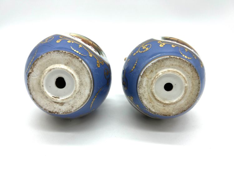 Paire de petits vases en porcelaine à fond bleu, décor d’oiseaux – Style Sèvres – XIXe siècle