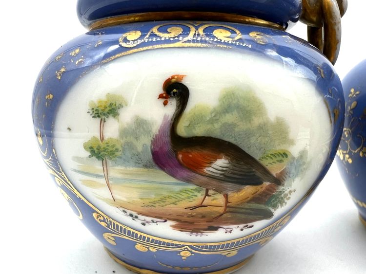 Paire de petits vases en porcelaine à fond bleu, décor d’oiseaux – Style Sèvres – XIXe siècle