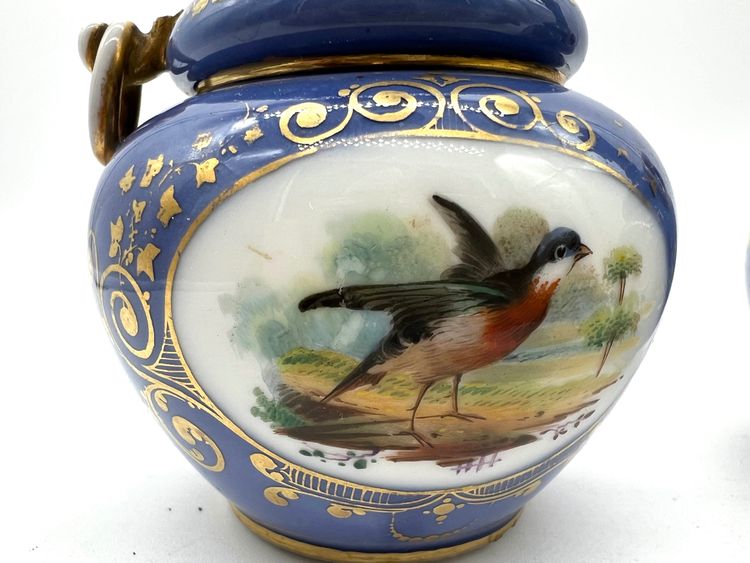 Paire de petits vases en porcelaine à fond bleu, décor d’oiseaux – Style Sèvres – XIXe siècle