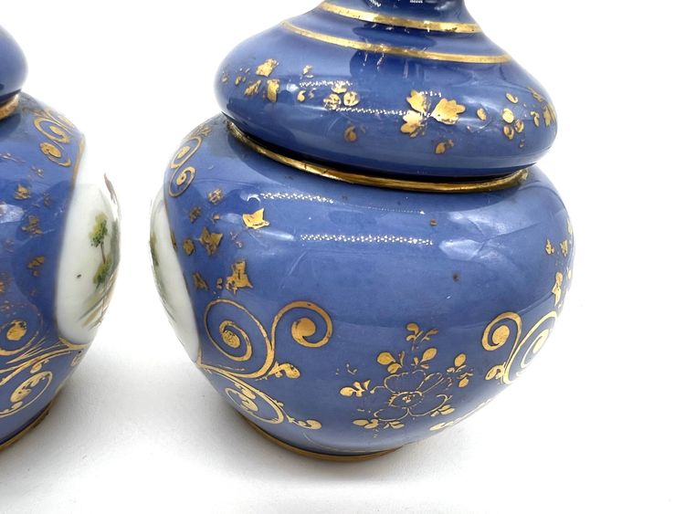 Paire de petits vases en porcelaine à fond bleu, décor d’oiseaux – Style Sèvres – XIXe siècle