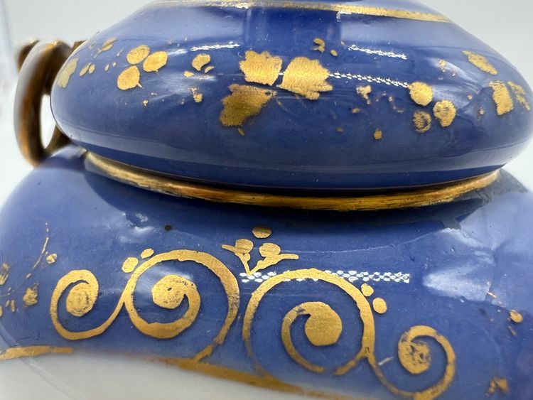 Paire de petits vases en porcelaine à fond bleu, décor d’oiseaux – Style Sèvres – XIXe siècle