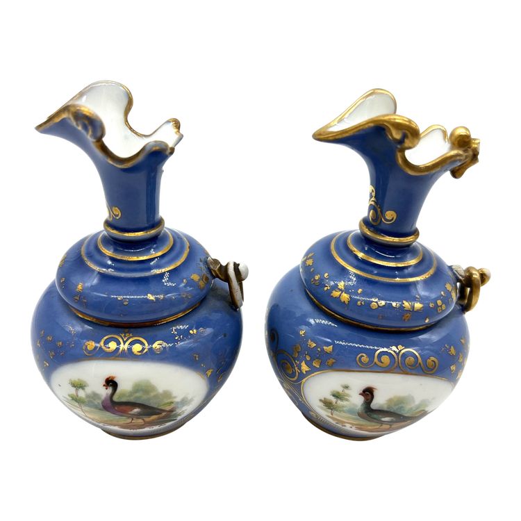 Paire de petits vases en porcelaine à fond bleu, décor d’oiseaux – Style Sèvres – XIXe siècle