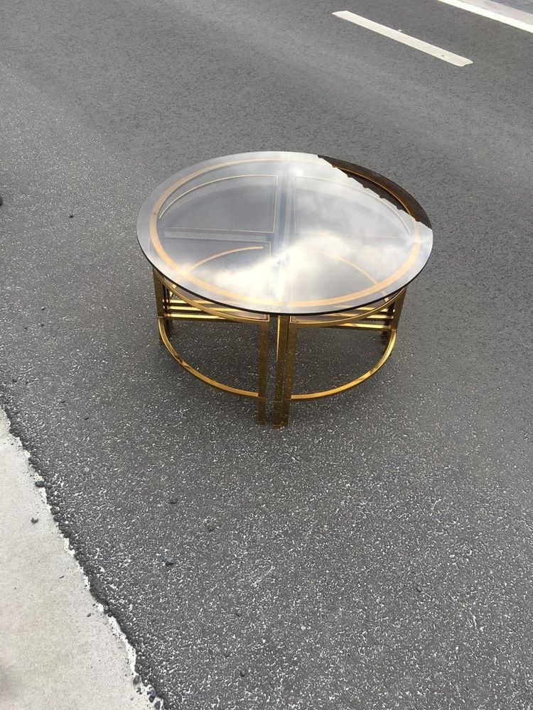 Table De Salon Et Ses 4 Tablettes d'Appoint En Laiton Et Verre Fumé, Style Maison Baguès, 1970