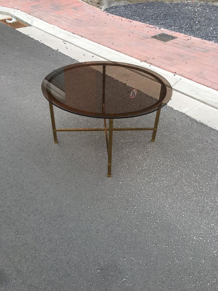 Table De Salon Et Ses 4 Tablettes d'Appoint En Laiton Et Verre Fumé, Style Maison Baguès, 1970
