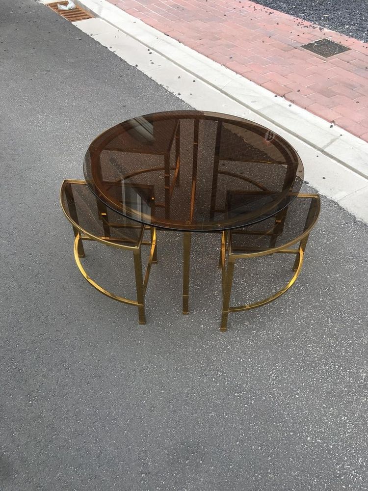 Table De Salon Et Ses 4 Tablettes d'Appoint En Laiton Et Verre Fumé, Style Maison Baguès, 1970