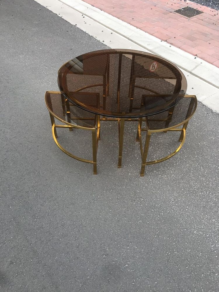 Table De Salon Et Ses 4 Tablettes d'Appoint En Laiton Et Verre Fumé, Style Maison Baguès, 1970
