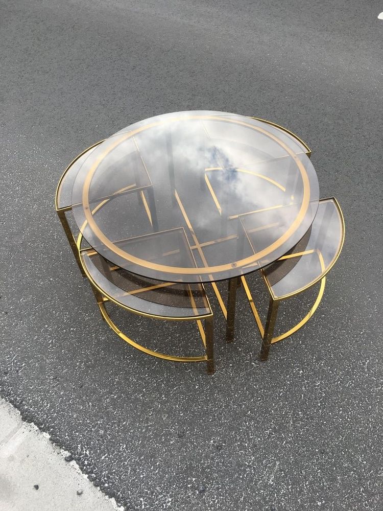 Table De Salon Et Ses 4 Tablettes d'Appoint En Laiton Et Verre Fumé, Style Maison Baguès, 1970