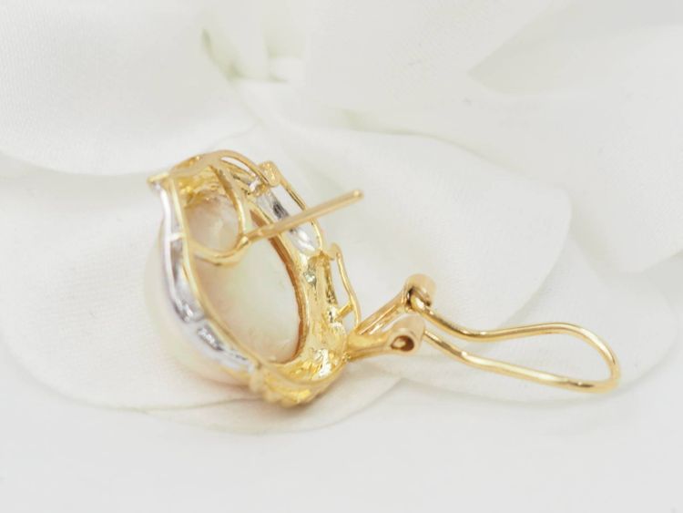 Bedeutende Ohrringe aus zweifarbigem Gold und halben Perlen