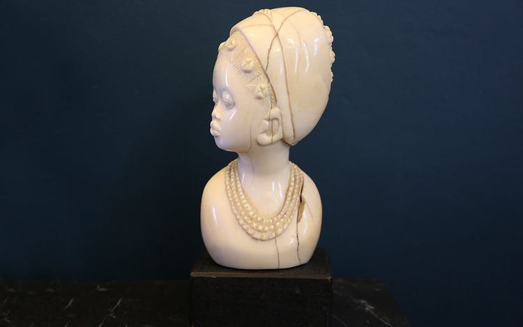 Busto femminile in avorio Inizio XX secolo