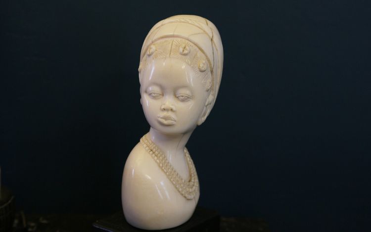Busto femminile in avorio Inizio XX secolo