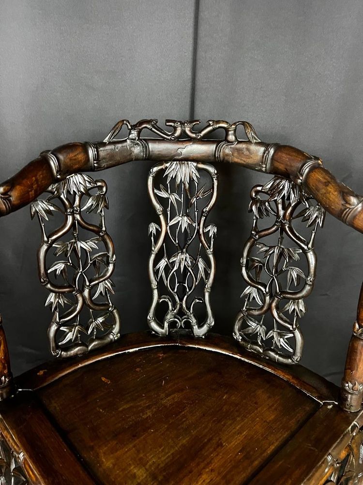Fauteuil d’angle asiatique en bois sculpté
