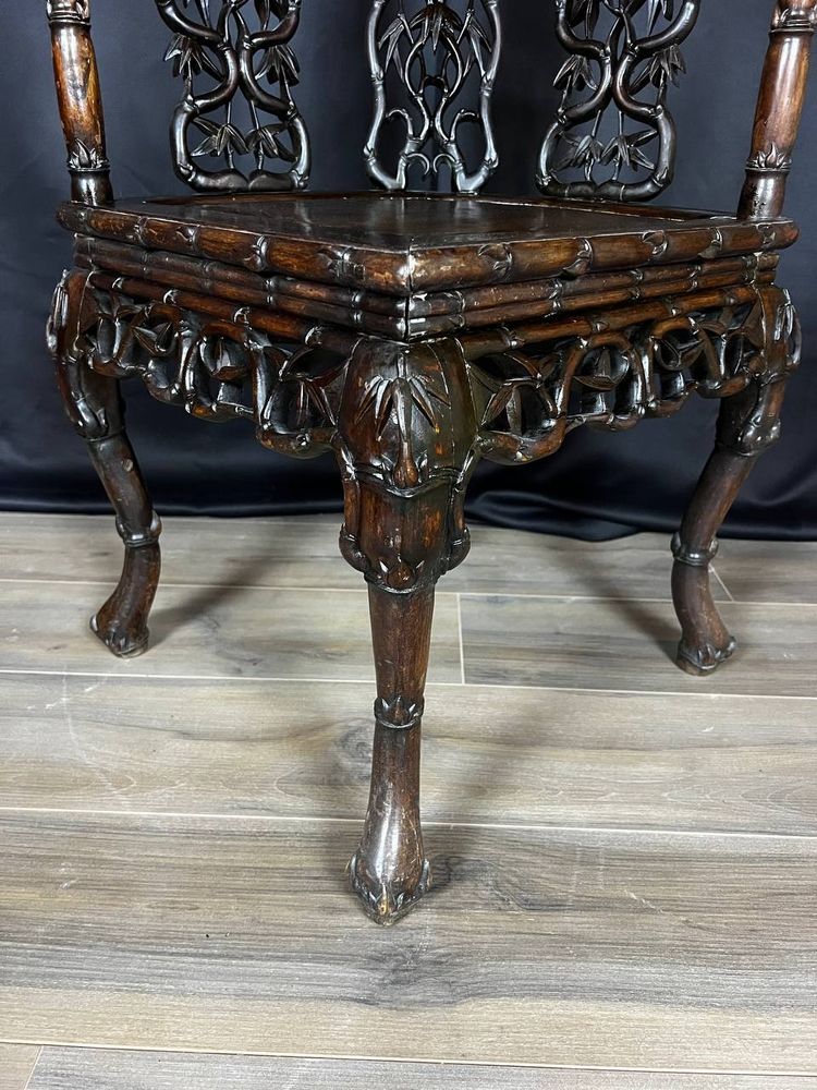 Fauteuil d’angle asiatique en bois sculpté