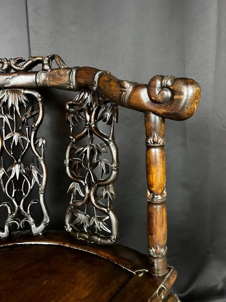 Fauteuil d’angle asiatique en bois sculpté