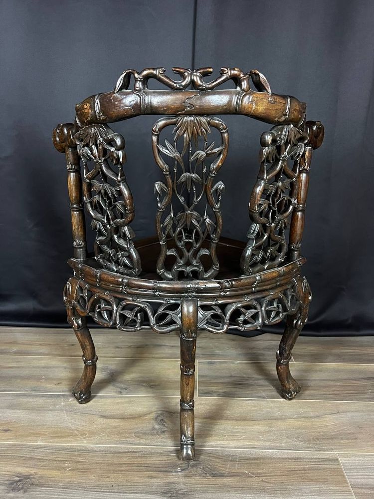 Fauteuil d’angle asiatique en bois sculpté
