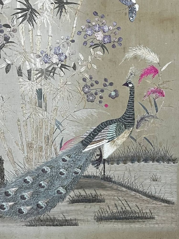 Grande pannello asiatico ricamato, pavoni e bambù - seta dipinta e ricamata - inizio XX secolo.
