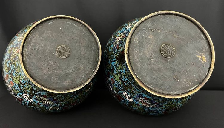 Paire de grands vases cloisonnés à décor de scènes de cour et fleurs 