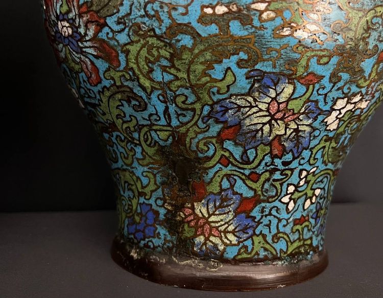 Paire de grands vases cloisonnés à décor de scènes de cour et fleurs 