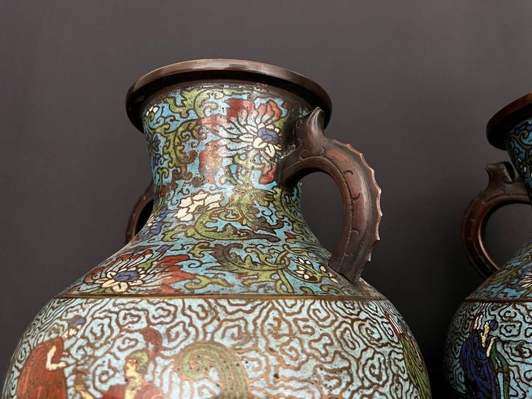 Paire de grands vases cloisonnés à décor de scènes de cour et fleurs 