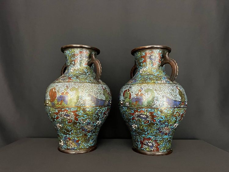 Paire de grands vases cloisonnés à décor de scènes de cour et fleurs 