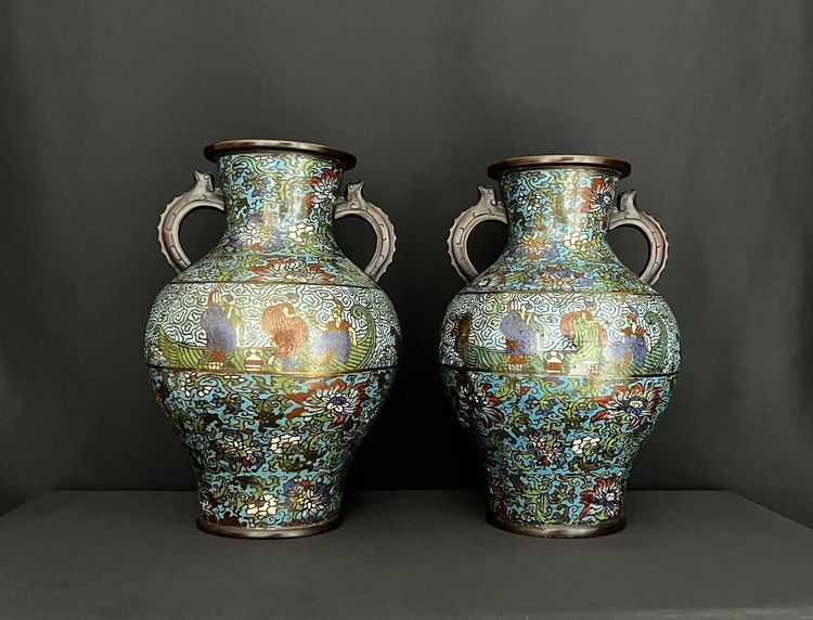 Paire de grands vases cloisonnés à décor de scènes de cour et fleurs 