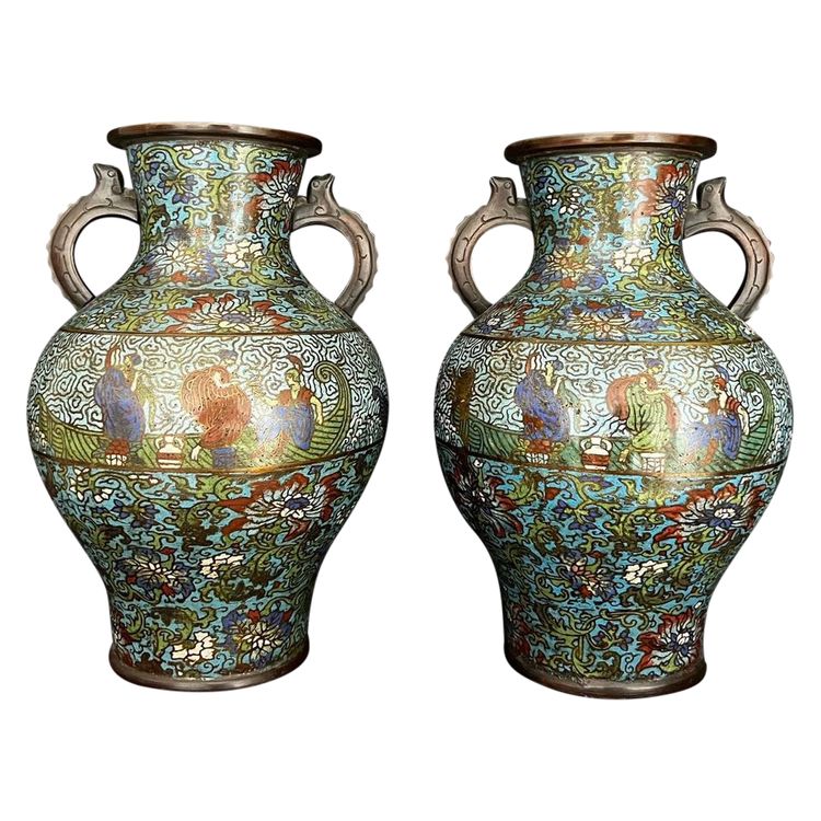 Paire de grands vases cloisonnés à décor de scènes de cour et fleurs 