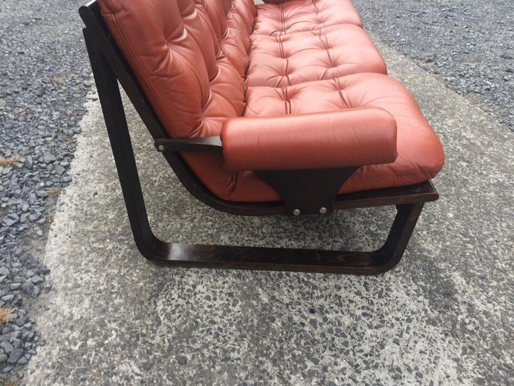 Divano anni '70 in legno laminato e pelle rossa arancione, stile scandinavo