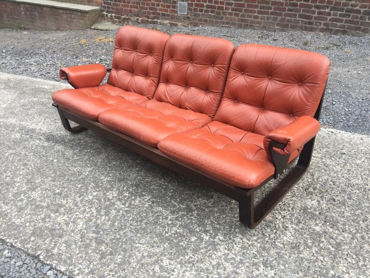 Divano anni '70 in legno laminato e pelle rossa arancione, stile scandinavo