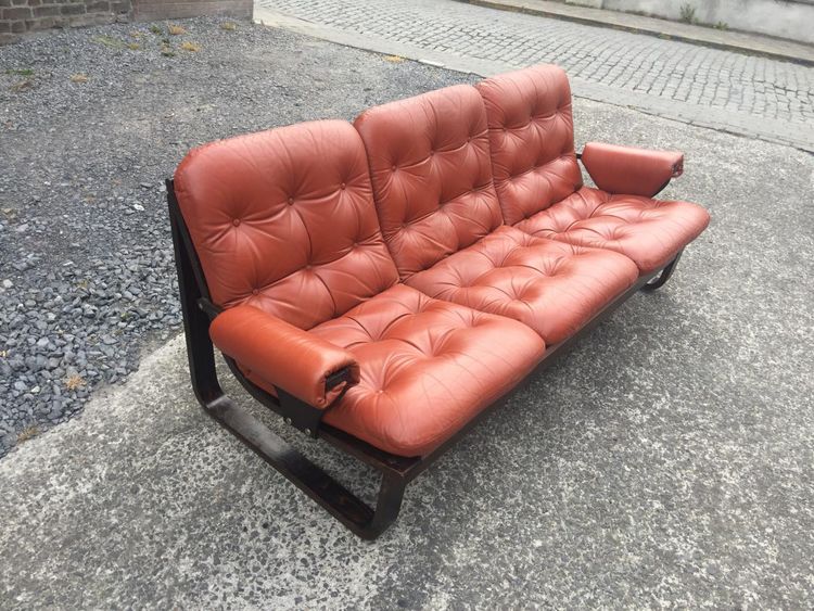 Divano anni '70 in legno laminato e pelle rossa arancione, stile scandinavo