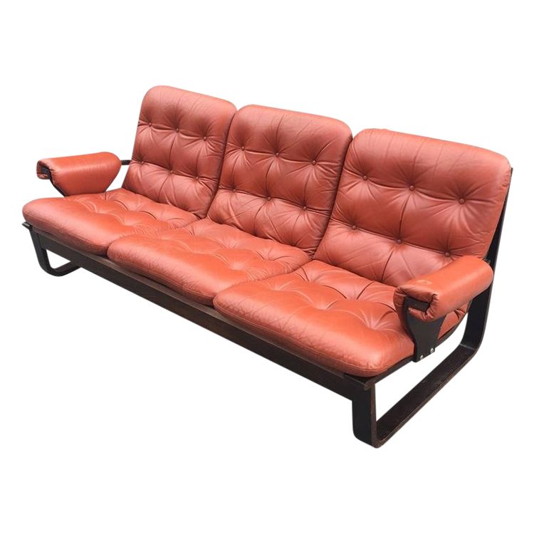Divano anni '70 in legno laminato e pelle rossa arancione, stile scandinavo