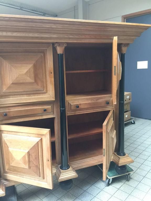 Neoklassische Anrichte aus Eiche mit 4 Türen und 2 Schubladen