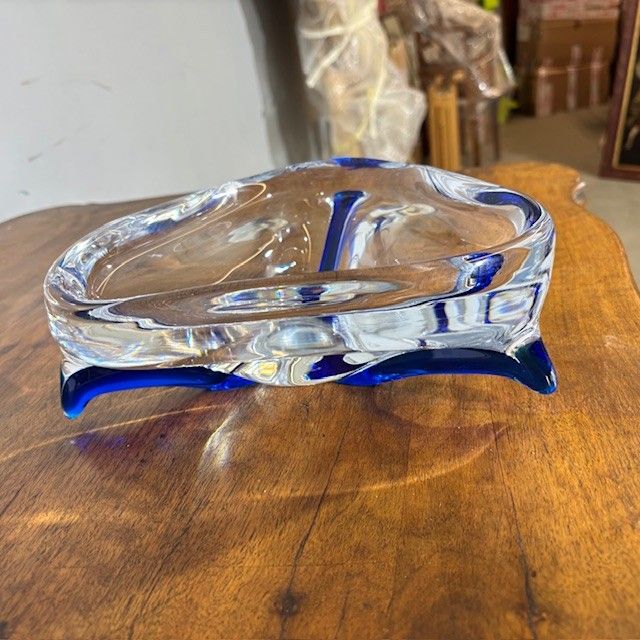 Murano 1970 transparent et centre de table bleu . signé à la base . Mis 24 x 24 Design unique