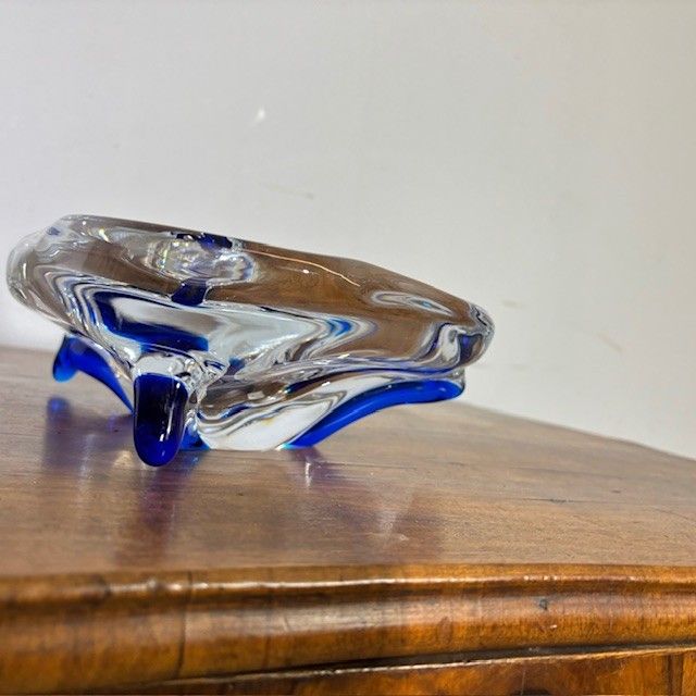 Murano 1970 transparent et centre de table bleu . signé à la base . Mis 24 x 24 Design unique