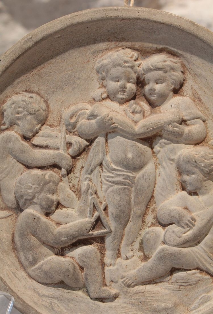 Médaillon en terre cuite 'Putti musiciens', travail italien,  fin 19ème siècle