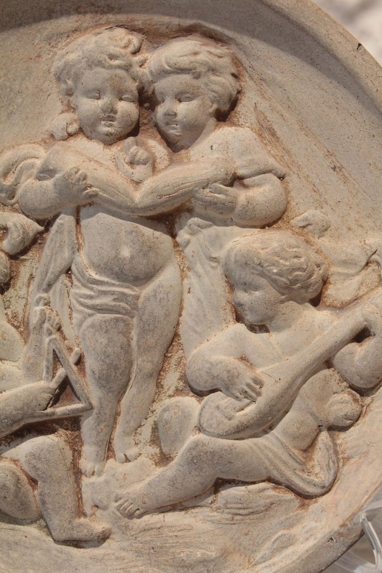 Médaillon en terre cuite 'Putti musiciens', travail italien,  fin 19ème siècle
