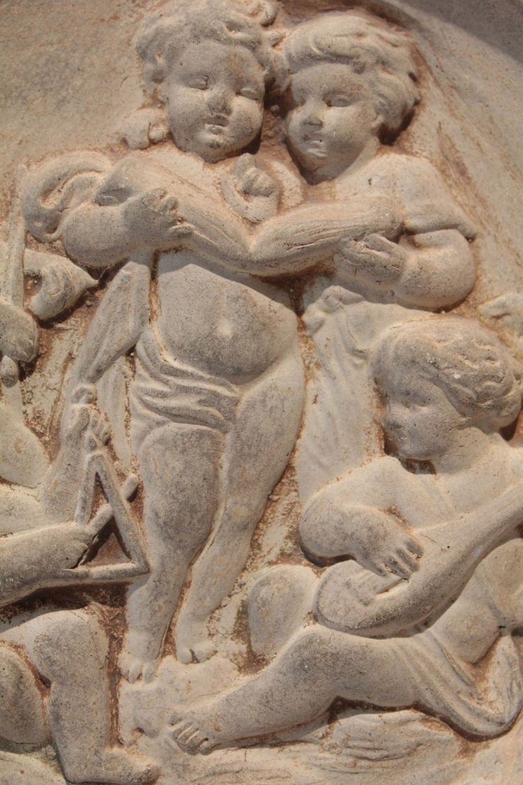 Médaillon en terre cuite 'Putti musiciens', travail italien,  fin 19ème siècle