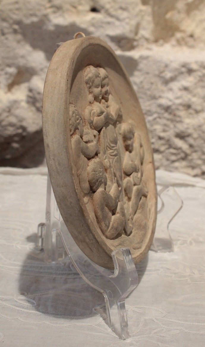 Médaillon en terre cuite 'Putti musiciens', travail italien,  fin 19ème siècle